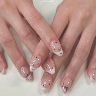 Uñas postizas press on clásicas francesas.
