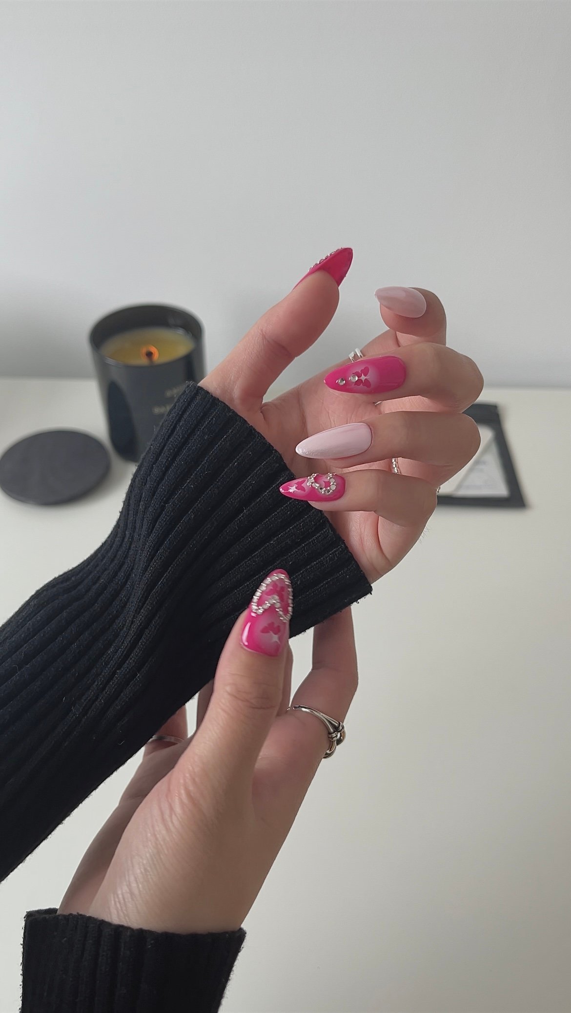 Rosa Barbie con diamantes-2 Uñas postizas press on de color rosa con mariposas y diamantes