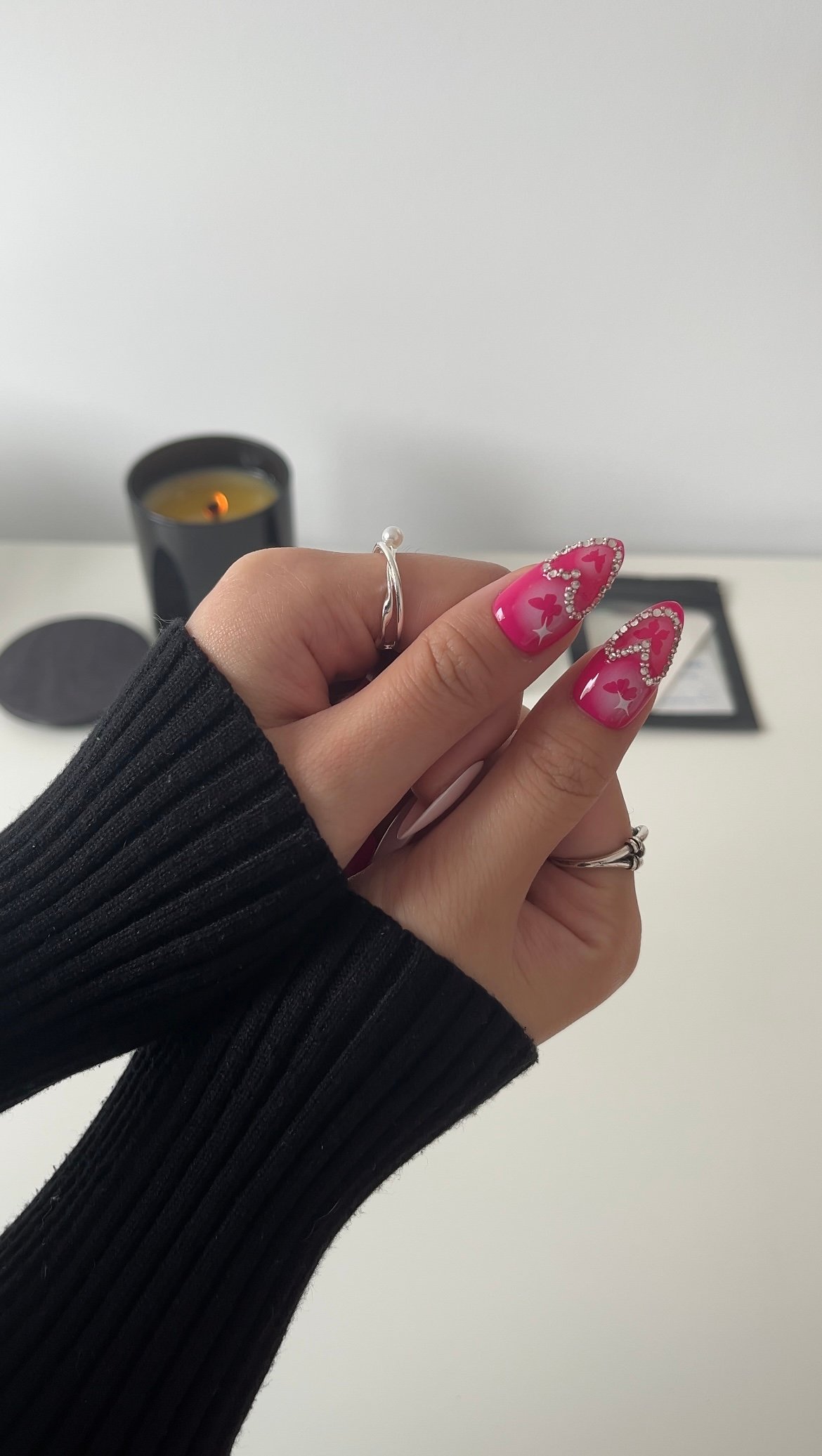 Rosa Barbie con diamantes-3 Uñas postizas press on de color rosa con mariposas y diamantes