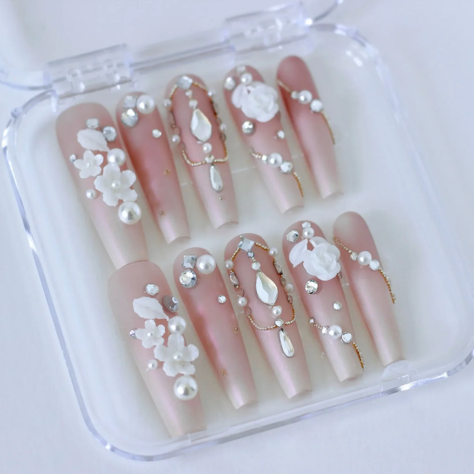 Uñas postizas press on de lujo con diamantes largo.