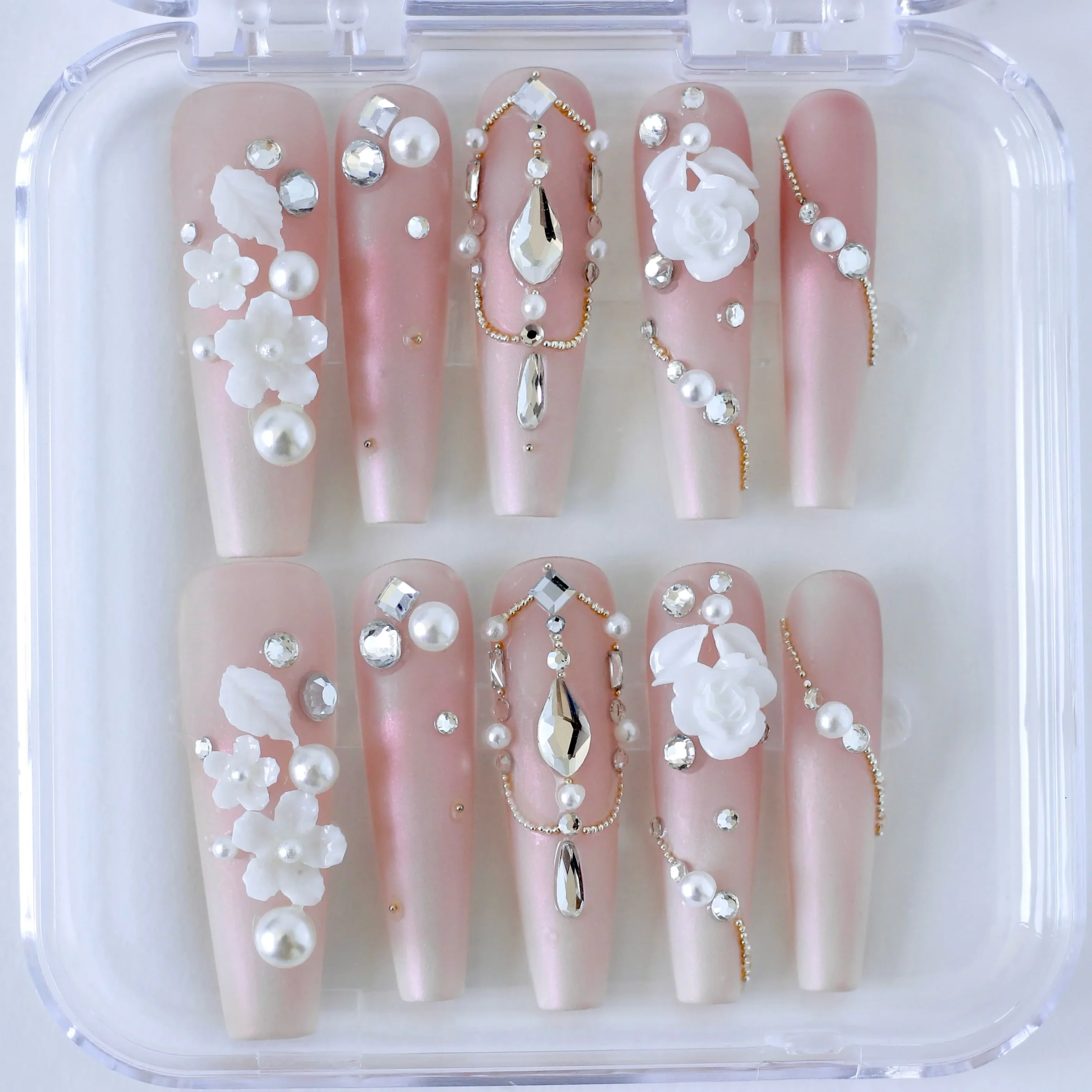 Uñas postizas press on de lujo con diamantes largo.