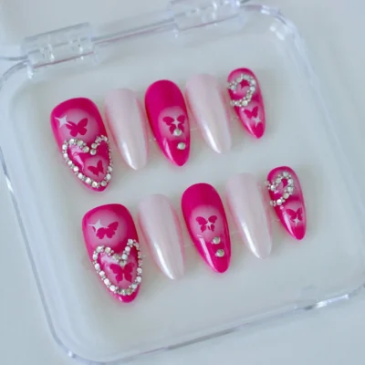 Uñas postizas press on de color rosa con mariposas y diamantes