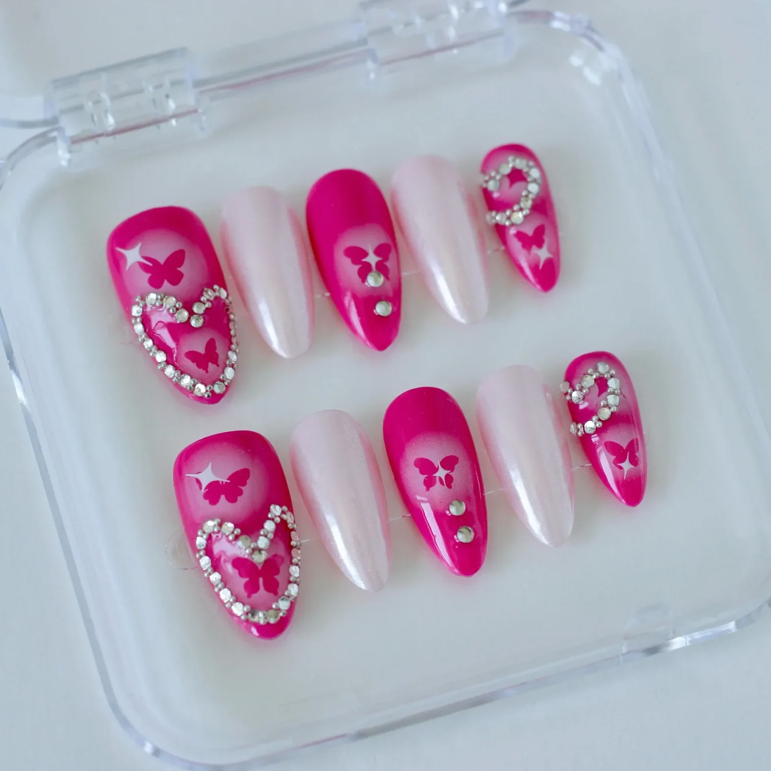 Rosa Barbie con diamantes Uñas postizas press on de color rosa con mariposas y diamantes