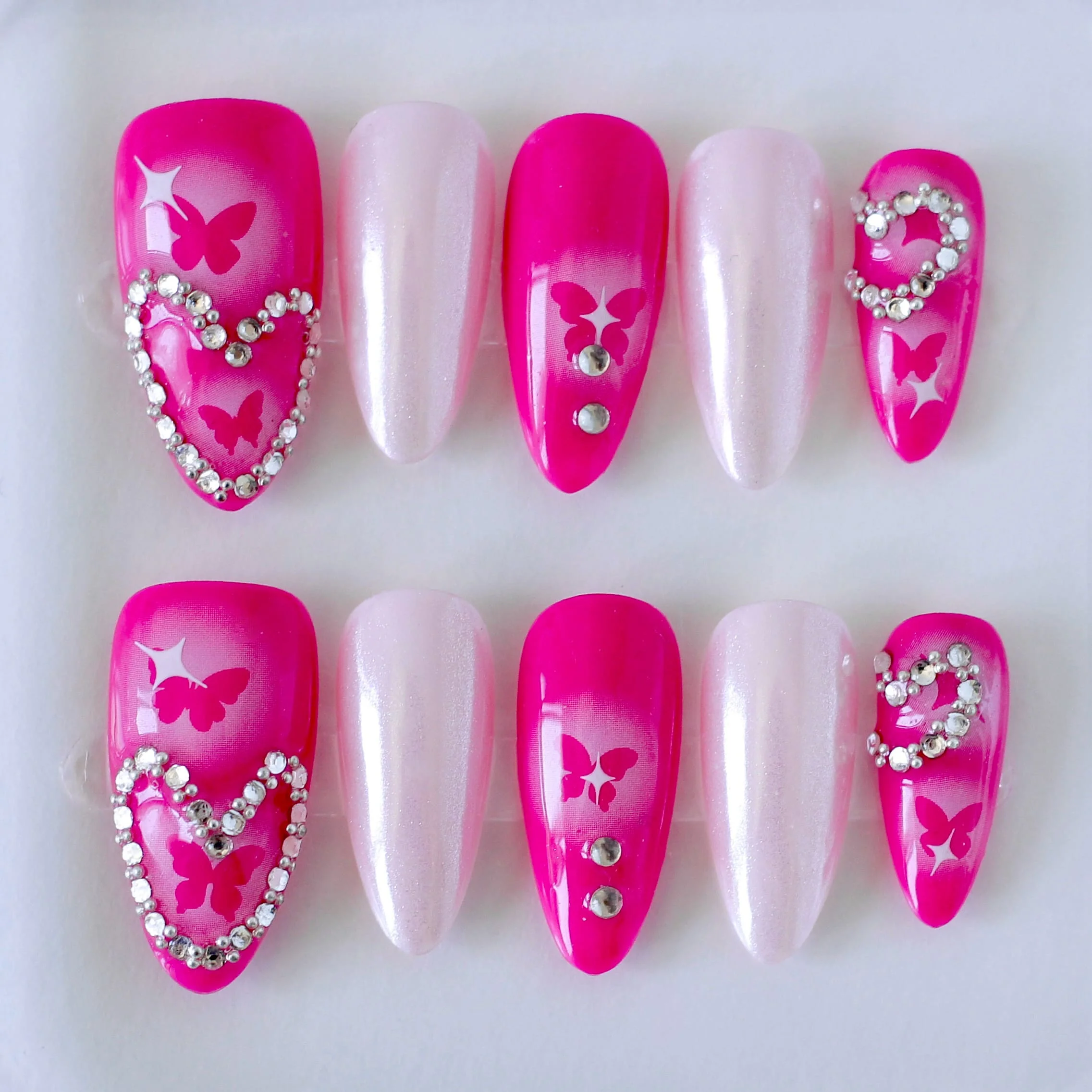 Rosa Barbie con diamantes-1 Uñas postizas press on de color rosa con mariposas y diamantes