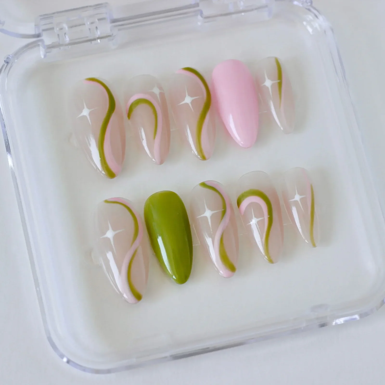 Uñas postizas press on para primavera y verano.