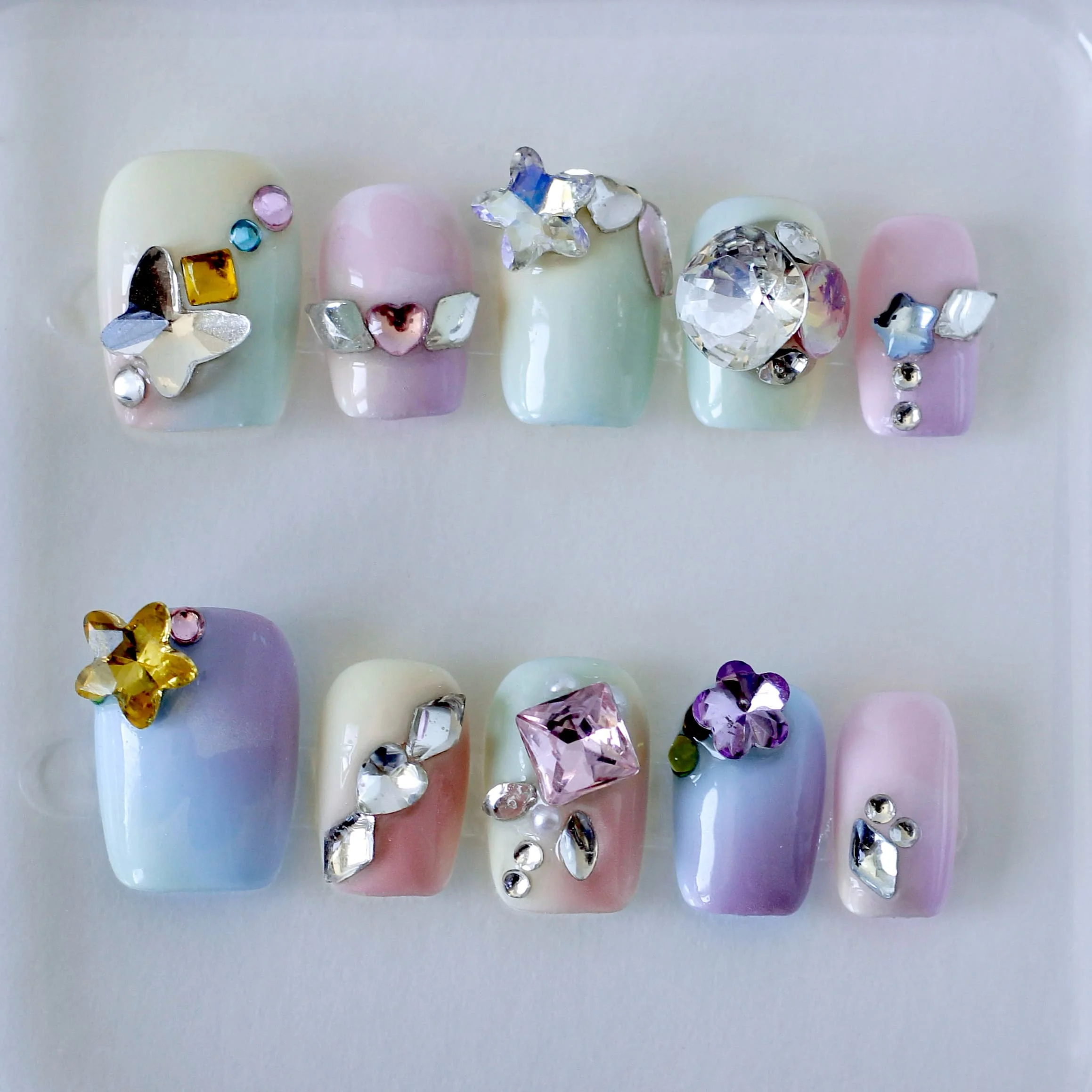 Boom primaveral con diamantes-1 Uñas postizas press on para primavera y verano.