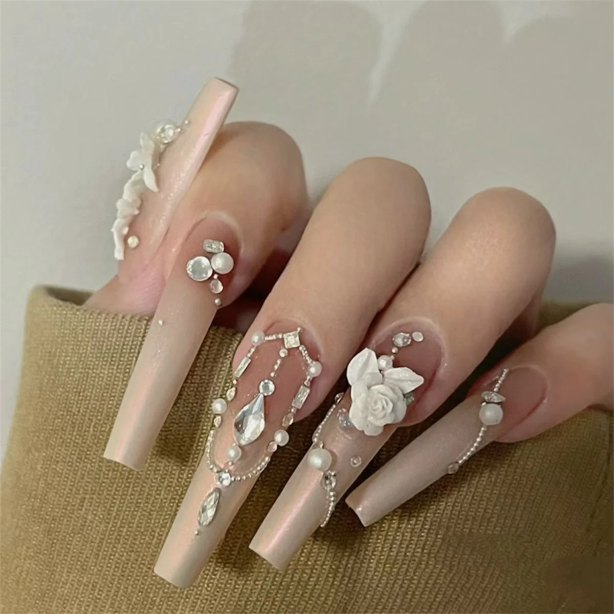 Uñas postizas press on de lujo con diamantes largo.