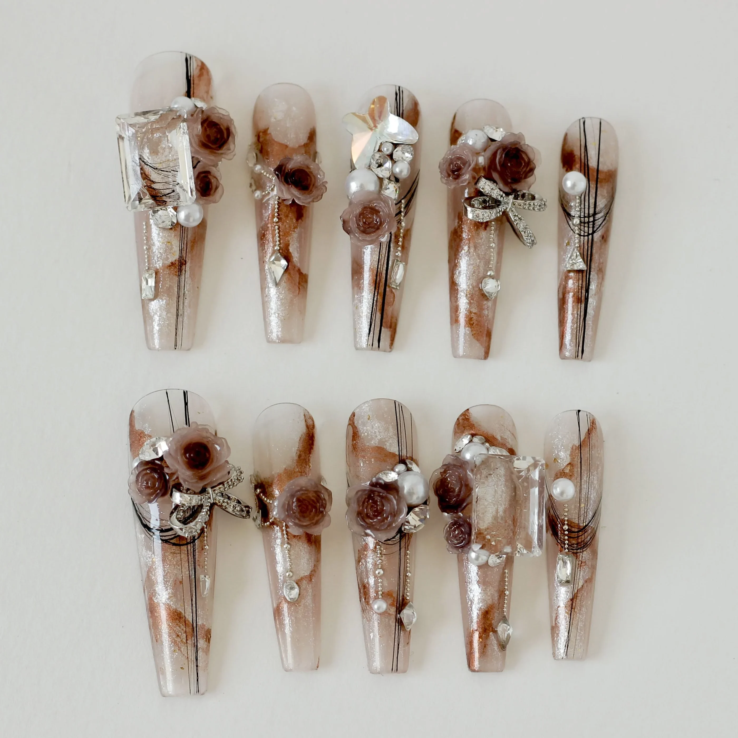 Floral con diamantes extra largo-1 Uñas postizas press on de lujo con diamantes largo.
