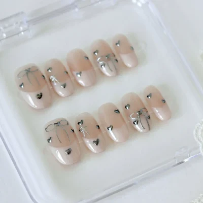 Uñas postizas press on clásicas francesas.