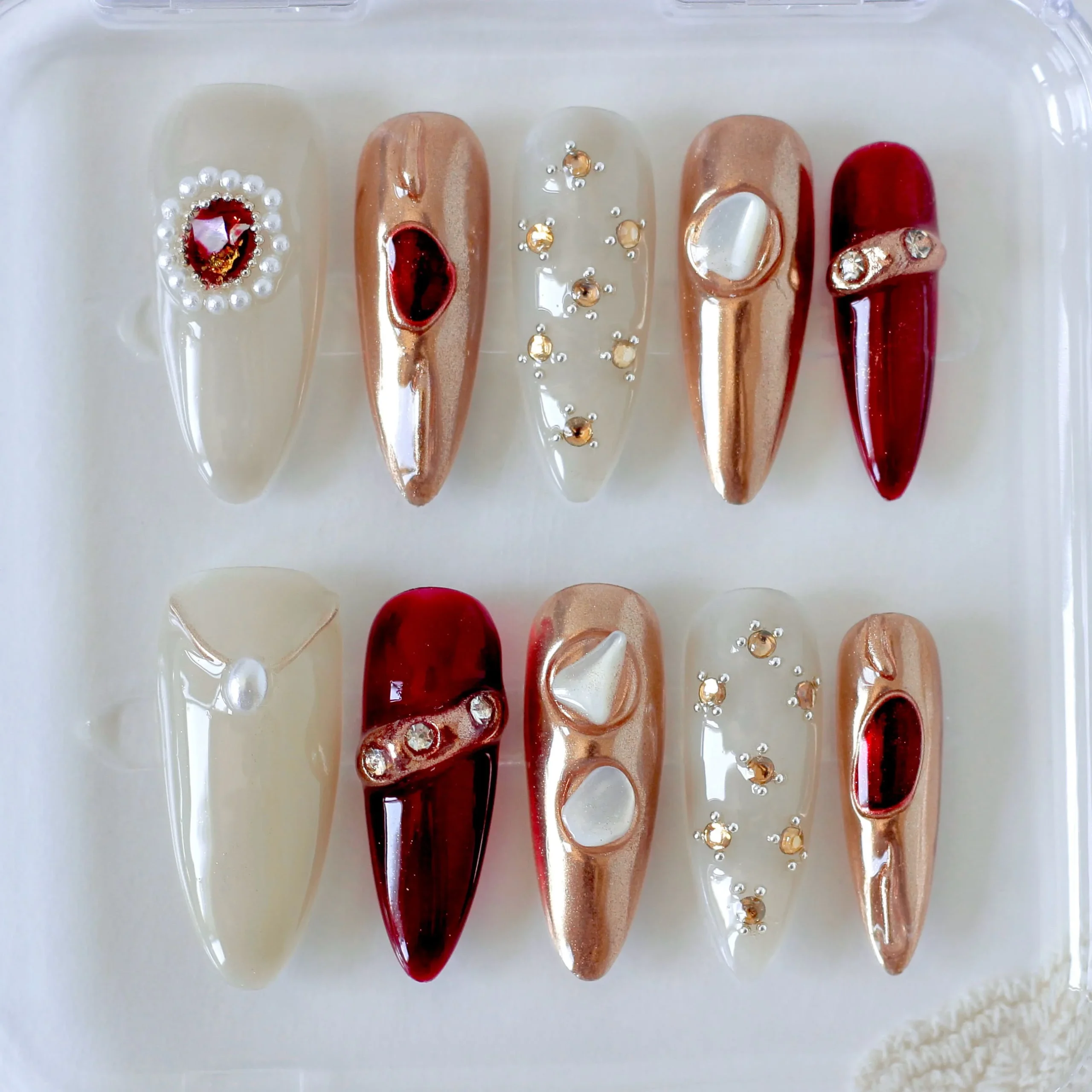 Vintage con relieve dorado y rojo-1 Uñas postizas press on elegantes vintage con accesorios.