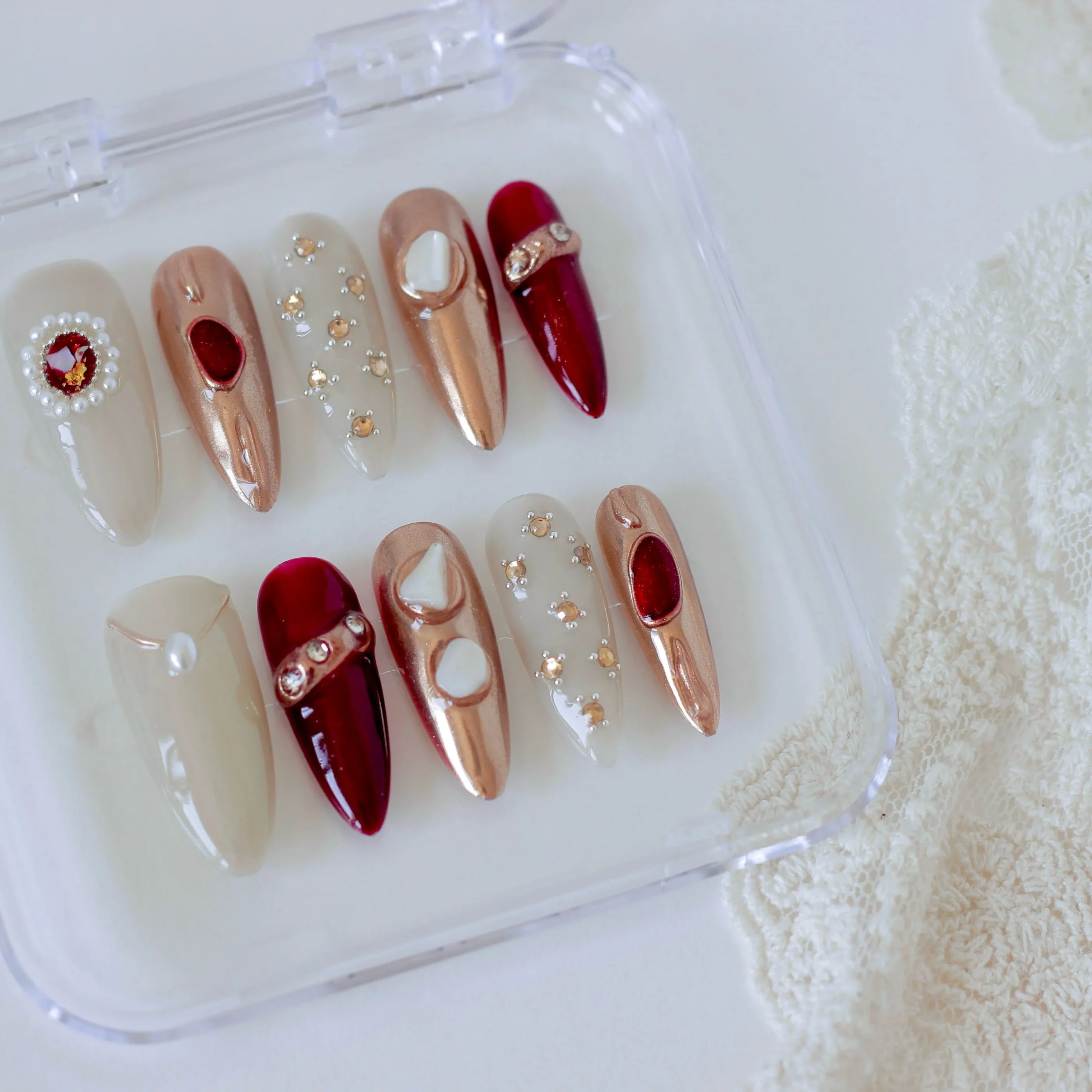 Vintage con relieve dorado y rojo Uñas postizas press on elegantes vintage con accesorios.