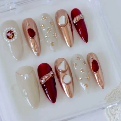 Uñas postizas press on elegantes vintage con accesorios.