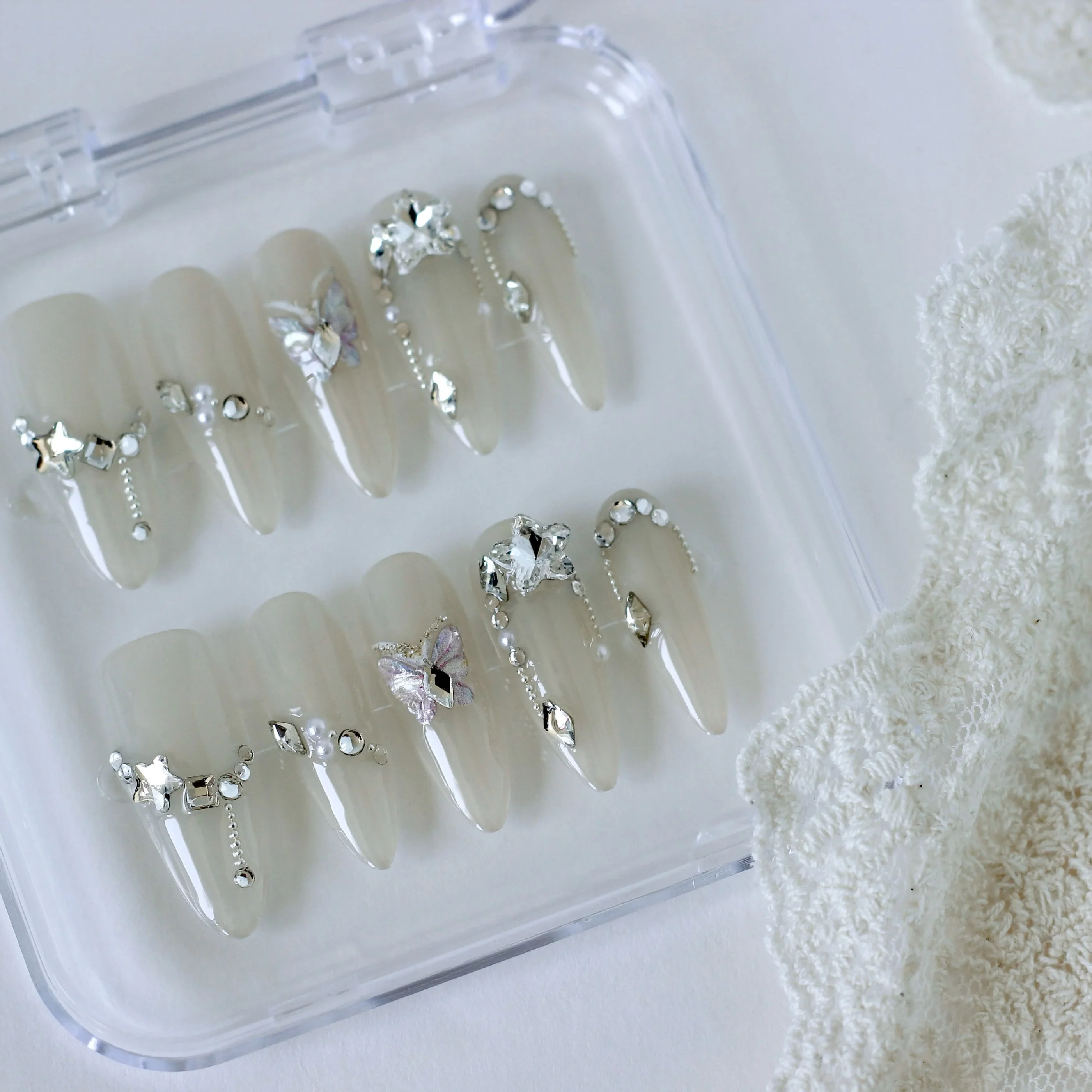 Uñas blancas con mariposa y diamantes Uñas postizas press on blancas para festivales, bodas. Con mariposa y diamantes.