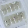 Uñas blancas con mariposa y diamantes Uñas postizas press on blancas para festivales, bodas. Con mariposa y diamantes.