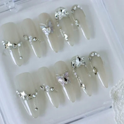 Uñas postizas press on blancas para festivales, bodas. Con mariposa y diamantes.