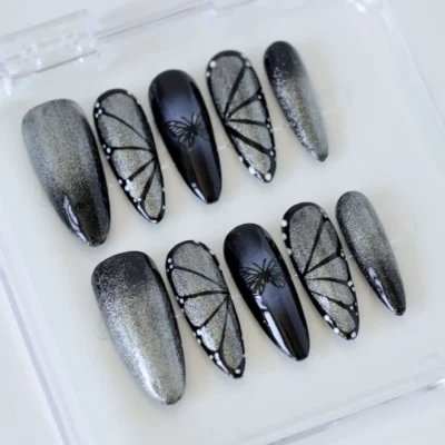 Uñas postizas press on negras con mariposas, brillo.