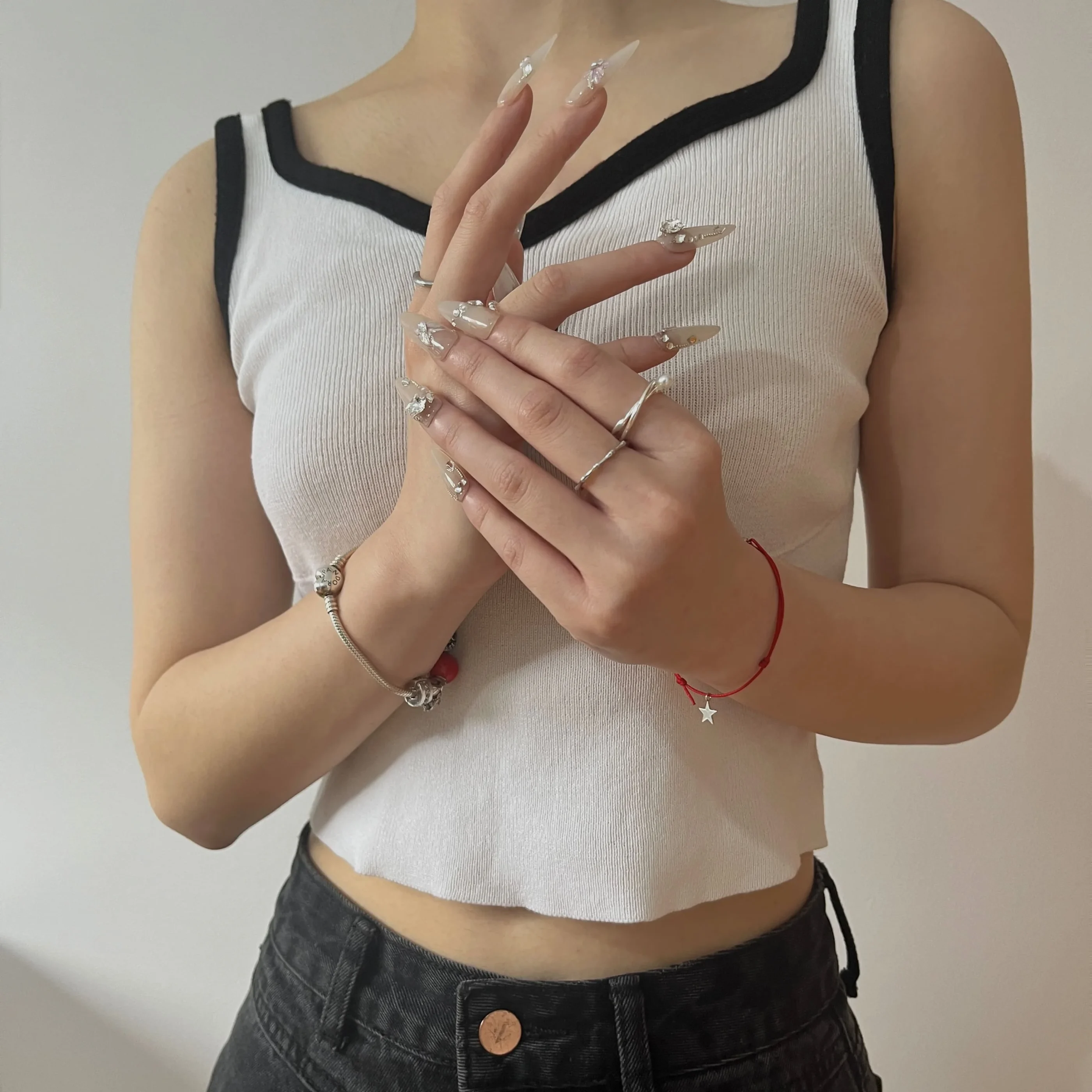 Uñas blancas con mariposas y diamantes-2 Uñas postizas press on blancas para festivales, bodas. Con mariposa y diamantes.