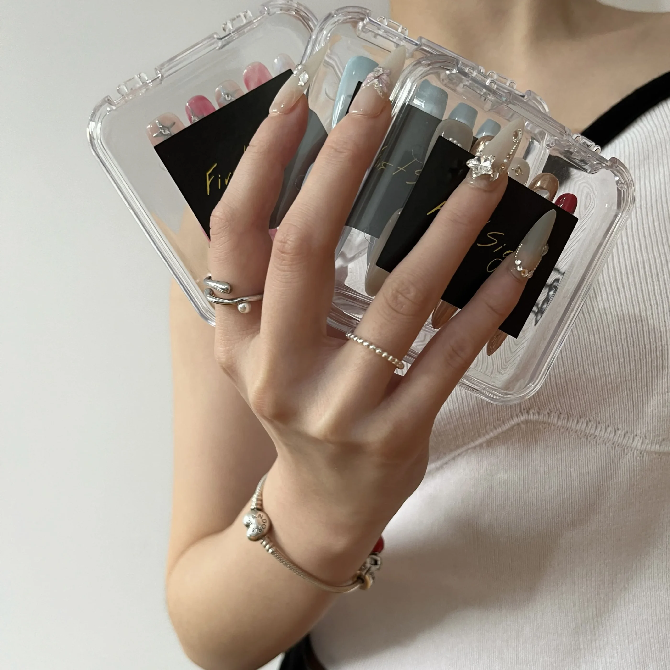 Uñas blancas con mariposas y diamantes-3 Uñas postizas press on blancas para festivales, bodas. Con mariposa y diamantes.