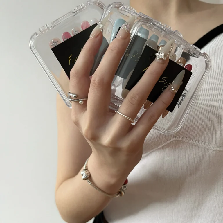 Uñas postizas press on blancas para festivales, bodas. Con mariposa y diamantes.
