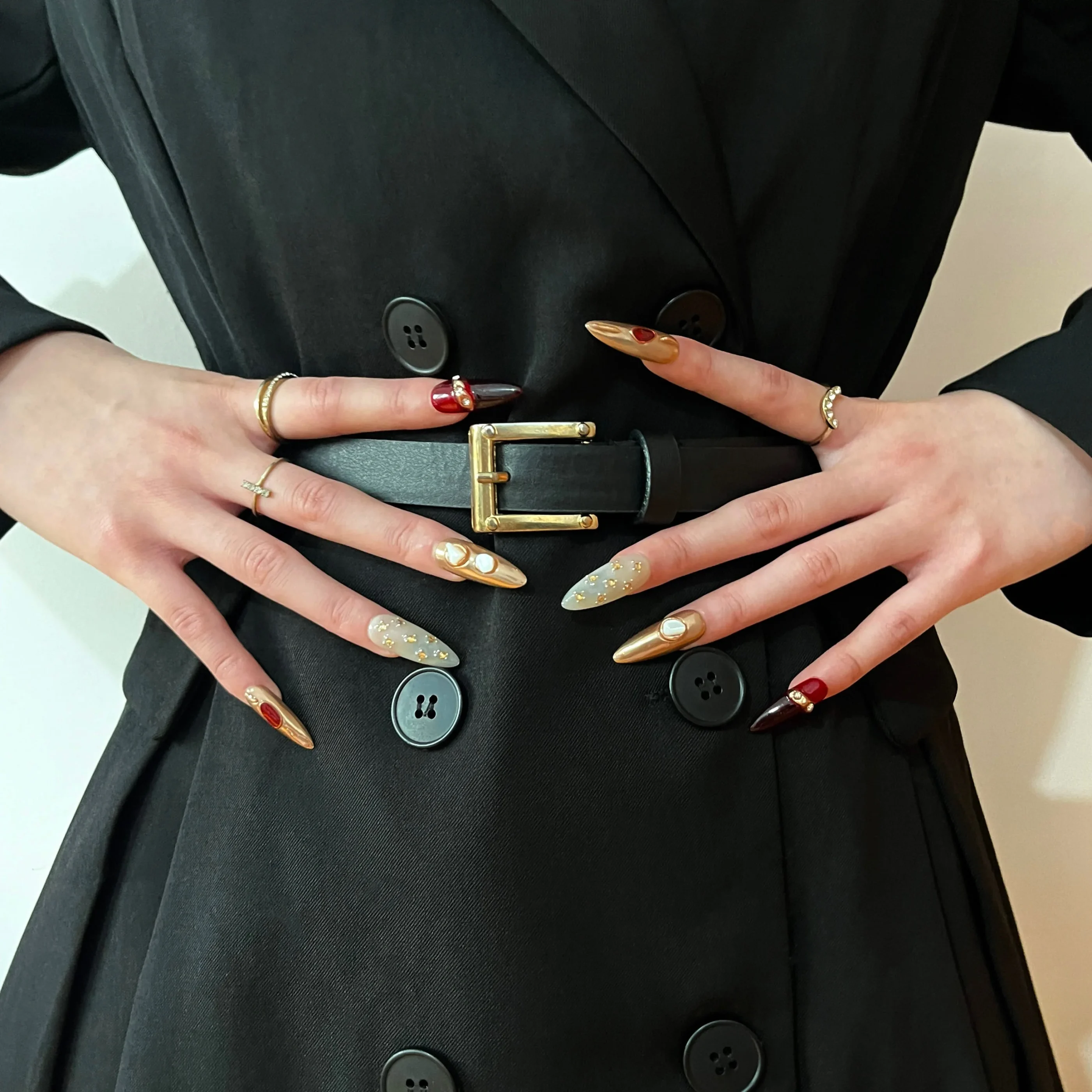 Vintage con relieve dorado y rojo-3 Uñas postizas press on elegantes vintage con accesorios.